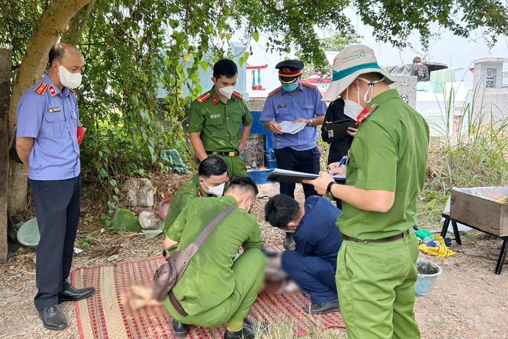 An Giang: Khai Quật Tử Thi Làm Rõ Cái Chết Của Bé Trai 5 Tuổi An Giang: Khai Quật Tử Thi Làm Rõ Cái Chết Của Bé Trai 5 Tuổi